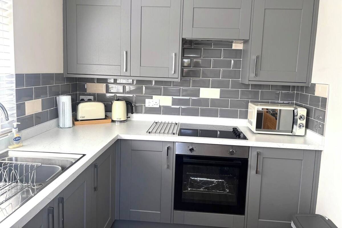 Family Apartment | Private kitchen | Oven, dishwasher, toaster, cookware/dishes/utensils