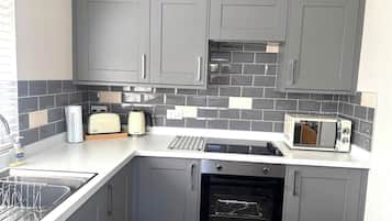 ファミリー アパートメント | 専用キッチン | オーブン、食器洗い機、トースター、調理器具と食器