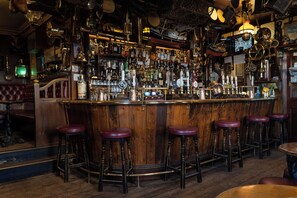 Bar (on property) - The Olde Ship Inn (Seahouses)