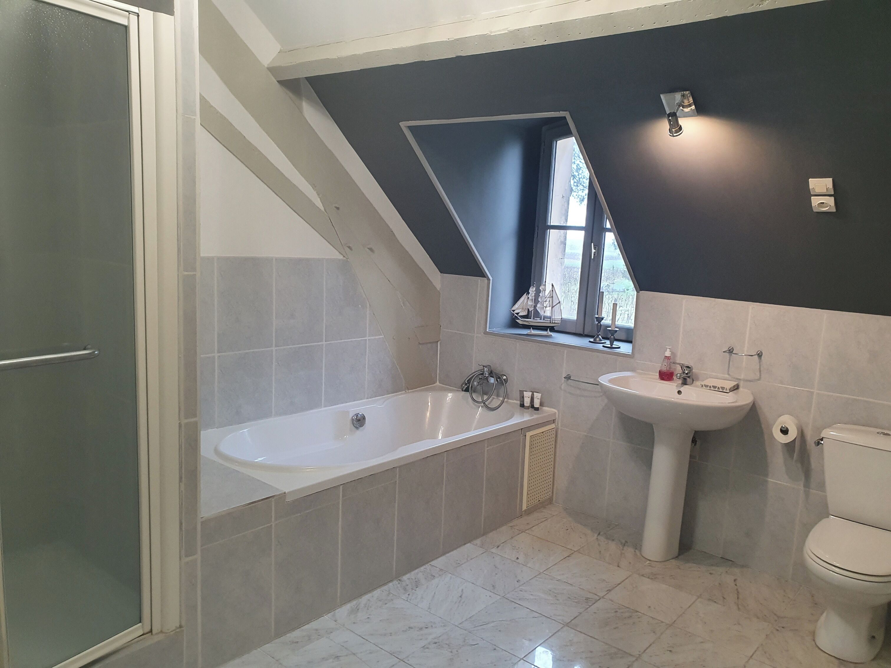 Un baño moderno con bañera, lavamanos e inodoro.