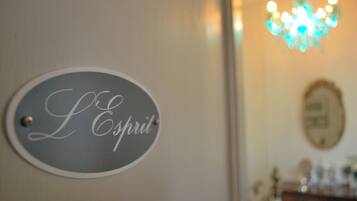 A sign with the text "L'Espirit" on a wall.