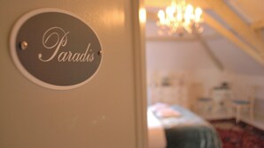 Ein Zimmer mit einem Schild, auf dem 'Paradise' steht.