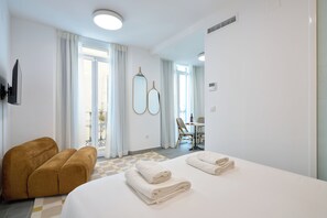 Deluxe-Studio, 1 Doppelbett, Küche | Laptopgeeigneter Arbeitsplatz, schallisolierte Zimmer