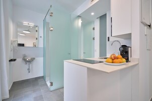 Frigobar, microondas, placa de cocina, cafetera/tetera