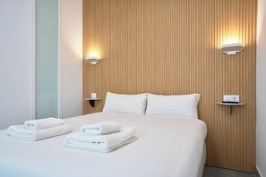 Deluxe Studio, 1 Double Bed, Kitchen | Laptop workspace, soundproofing, iron/ironing board, free WiFi - Naranjas y Limones, by Homing U (Seville)