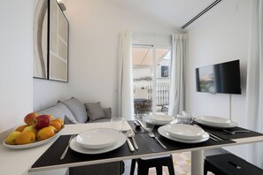Premium penthouse, 1 tweepersoonsbed met slaapbank, keuken | Privékeuken | Een minikoelkast, een microgolfoven, een kookplaat