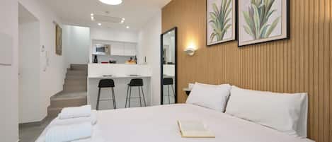 Romantic Studio, 1 Double Bed, Kitchen | 1 bedroom, laptop workspace, soundproofing, iron/ironing board