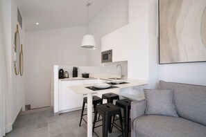 Premium-Penthouse, 1 Doppelbett und Schlafsofa, Küche | Wohnbereich | 40-Zoll-Smart-TV mit Digitalempfang, Netflix, Streaming-Dienste