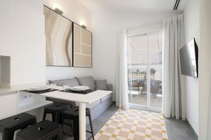 Premium-Penthouse, 1 Doppelbett und Schlafsofa, Küche | Wohnbereich | 40-Zoll-Smart-TV mit Digitalempfang, Netflix, Streaming-Dienste