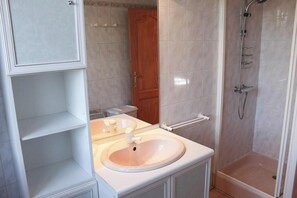 Shower, hair dryer, toilet paper - Le Platane Cottage – Verdon Holiday Rental • Pool • New Air Conditioning (Montagnac-Montpezat)