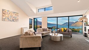 Smart TV, fireplace - NEW | Edinburgh Heights | Lake & Mountain Views (Queenstown)