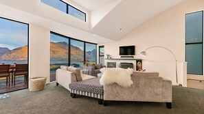 Smart TV, fireplace - NEW | Edinburgh Heights | Lake & Mountain Views (Queenstown)
