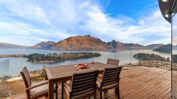 Outdoor dining - NEW | Edinburgh Heights | Lake & Mountain Views (Queenstown)