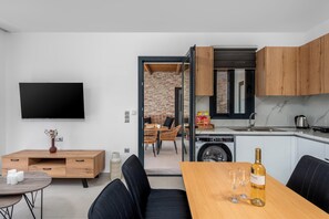 Kylskåp, ugn, spishäll och kaffe- och tebryggare