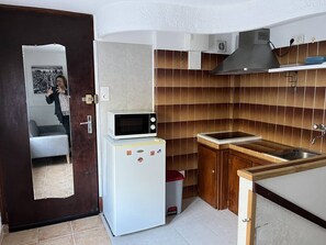 Kühlschrank, Mikrowelle, Wasserkocher mit Kaffee-/Teezubehör, Toaster