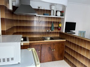 Fridge, microwave, coffee/tea maker, toaster