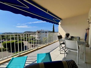 Outdoor dining - 2-room apartment with AC and terrace in Cavalaire-sur-Mer (Cavalaire-sur-Mer)