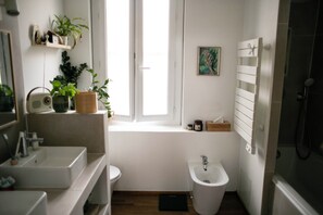 Secadora de cabello, toallas, papel de baño 