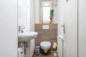 Regadera, jabón, papel de baño 