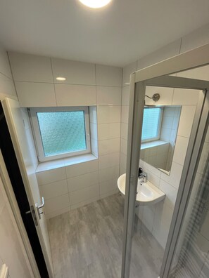 Douche, savon, papier toilette