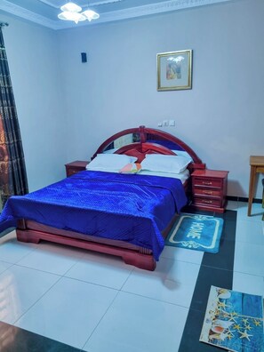 Apartament superior | Escriptori, cortines opaques, planxa i posts de planxar i wifi gratuïta 