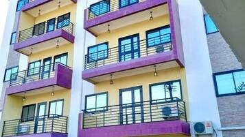 Vista frontal de la propiedad