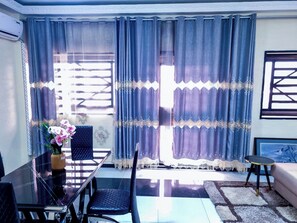 Apartament superior | Sala d'estar | Televisor de pantalla plana de 33 polzades amb canals per cable 