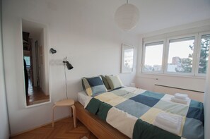 1 dormitorio, escritorio, tabla de planchar con plancha y cuna de viaje