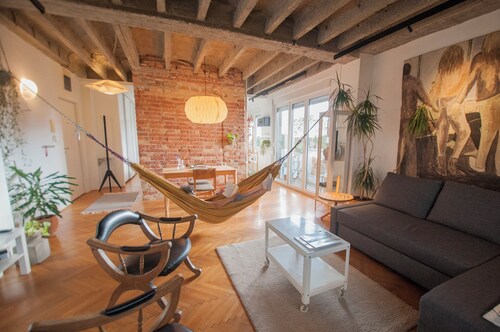 URBAN GREEN - Corner with a Story