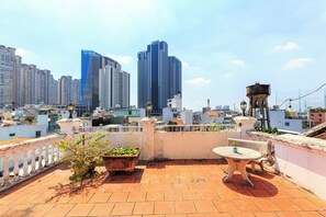 Outdoor dining - Room on roof top with balcony, 5 minutes to Ben Thanh market & 1 District (binh thanh)
