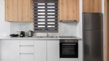 Frigorífico, horno, placa de cocina y cafetera o tetera