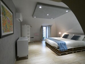 1 bedroom, desk, travel crib, WiFi