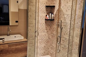 Dusj, hårføner, bidé og håndklær