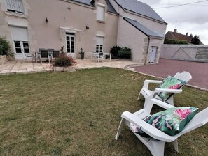 Outdoor dining - Le Gîte D'alice (La Chapelle-Saint-Martin-en-Plaine)
