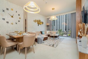 Deluxe Apartment, 2 Bedrooms, Kitchen, Canal View | Dining room