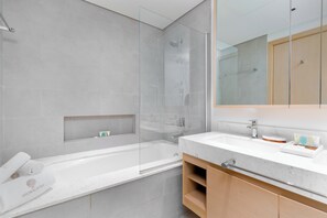 Deluxe Apartment, 2 Bedrooms, Kitchen, Canal View | Bathroom | Separate tub and shower, free toiletries, hair dryer, towels - GLOBALSTAY. Creek Rise Tower 1 Elegant Apartment (Dubai)