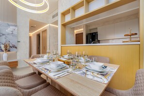 Deluxe Apartment, 2 Bedrooms, Kitchen, Canal View | Private kitchen | Full-sized fridge, microwave, oven, stovetop - GLOBALSTAY. Creek Rise Tower 1 Elegant Apartment (Dubai)