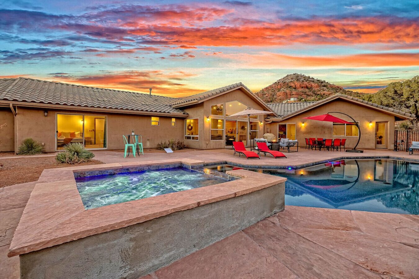 Een buitenzwembad en een verwarmd zwembad