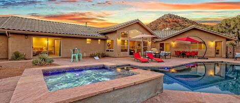 Utendørsbasseng og et oppvarmet basseng