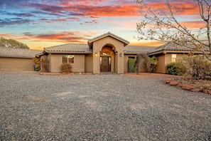 Exterior - Serene Retreat - Heated Pool, Spa, Sauna, Grass Pickleball (Sedona)
