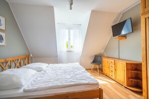 3 bedrooms, iron/ironing board, travel cot, free WiFi