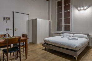 Desk, WiFi, bed sheets - Apt. HouSmart Moline 20 (Bologna)