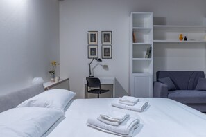 Desk, WiFi, bed sheets - Apt. HouSmart Moline 20 (Bologna)