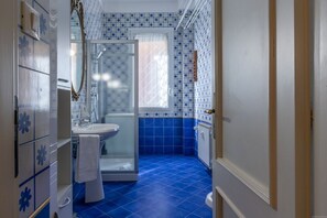 Douche, sèche-cheveux, bidet, serviettes fournies