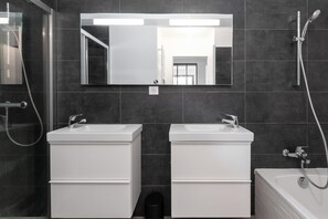 Een douche, een haardroger, handdoeken, zeep