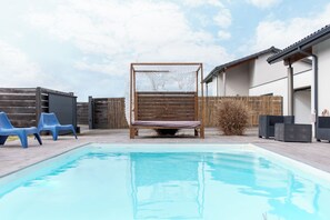 Una piscina al aire libre