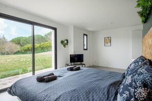 4 bedrooms, iron/ironing board, free WiFi, bed sheets