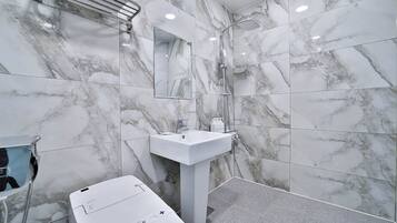 Artículos de tocador gratuitos, secador de pelo, batas, pantuflas