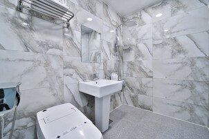 Family Twin Room | Bathroom | Free toiletries, hair dryer, bathrobes, slippers