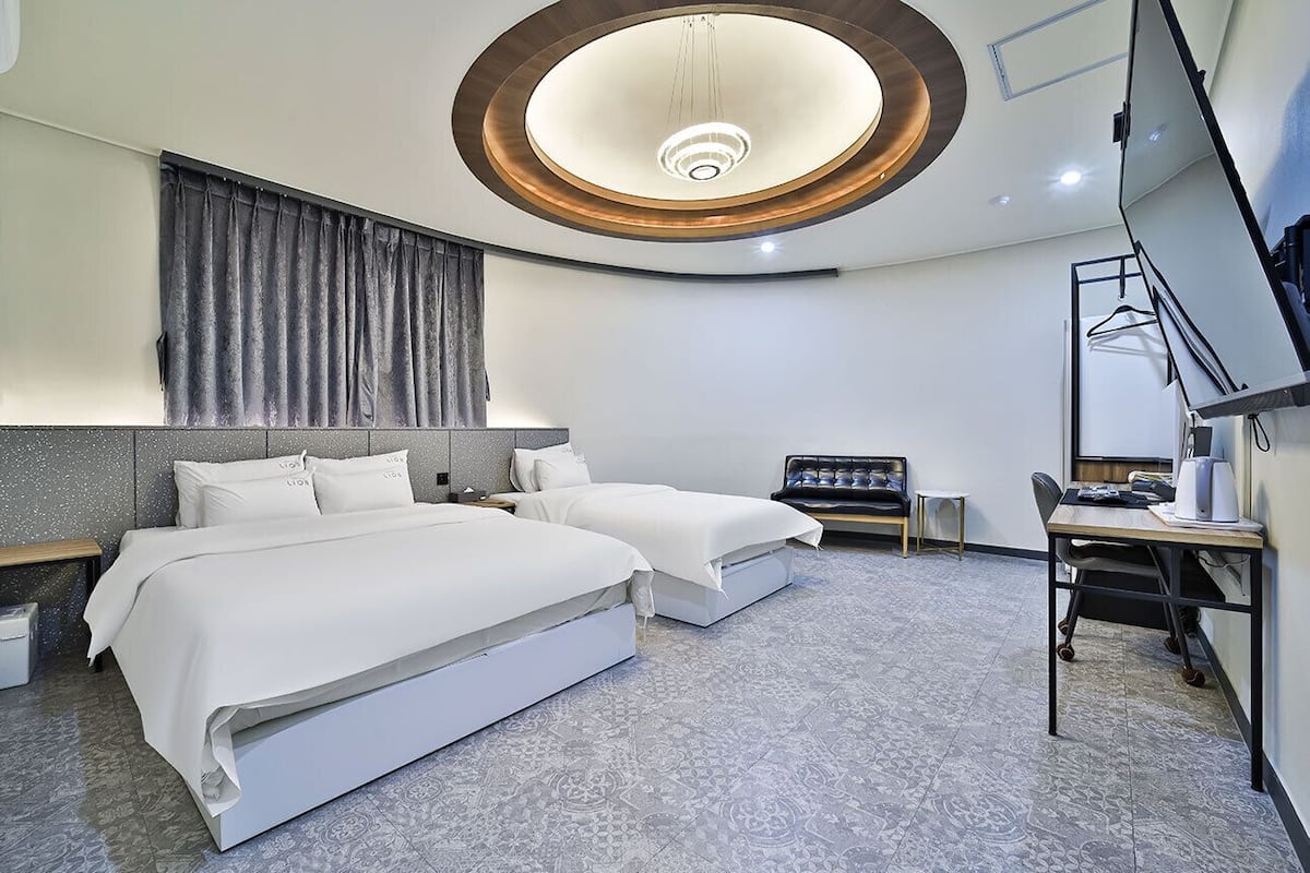 Habitación familiar con 2 camas individuales | Ropa de cama de alta calidad y escritorio